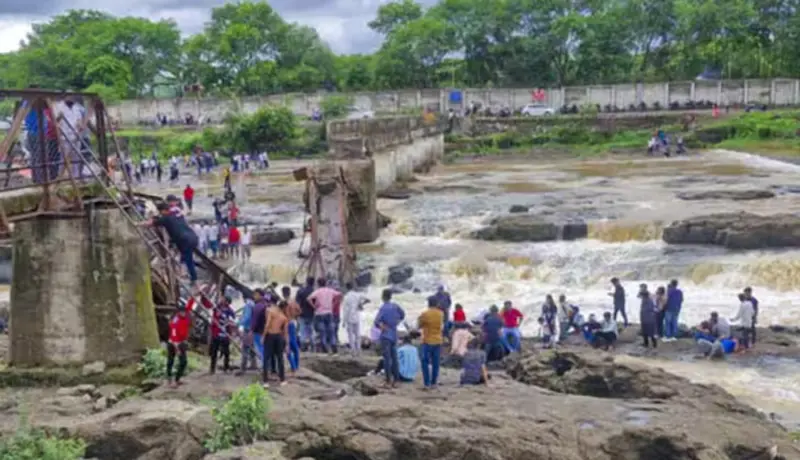 इंद्रायणी नदीवरील पूल अपघातातील जखमी आणि मृतांची नावे पाहा.