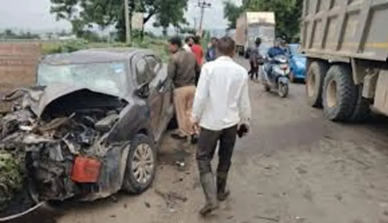 पुण्यात डंपरने मोटारीला धडक दिल्याने पिता-पुत्राचा मृत्यू.