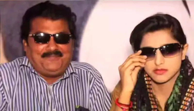 विद्यार्थीनी 32 वर्षांनी मोठ्या असणाऱ्या शिक्षकाच्या प्रेमात पडली अन्.