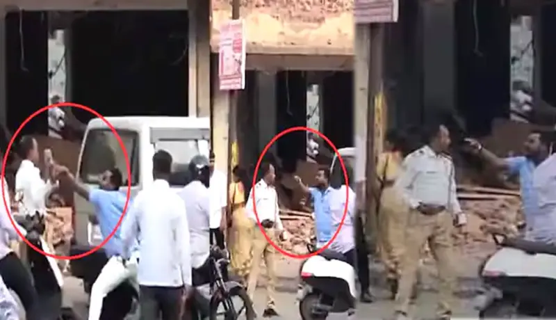 पुणे शहरात पोलिसावर हल्ला; डोक्यात दगड घालून आरोपी फरार.