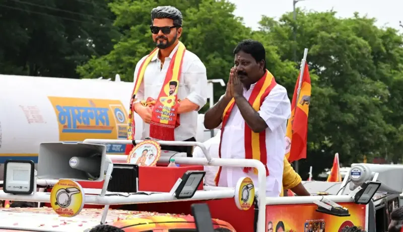 విజయ్ రాకపోయినా విగ్రహంతో నామినేషన్