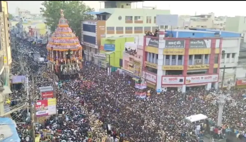 சித்திரை திருவிழா தேரோட்டம்: பக்தர்கள் வெள்ளத்தில் மதுரை