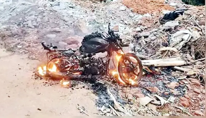 بیٹے کی لاپرواہی سے تنگ باپ کا غصہ ، موٹر سیکل کو آگ لگادی