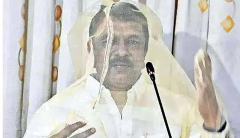 شہر میں مچھر بحران ، ڈی سدھیر ریڈی کا مچھردانی پہن کر احتجاج