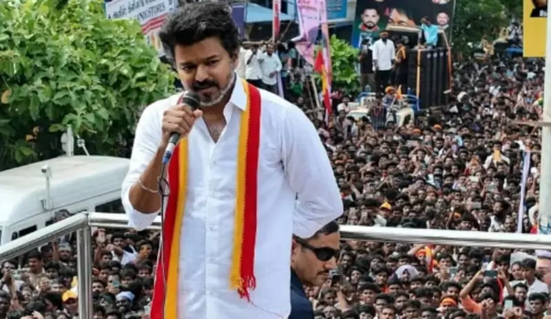 ஆசையோடு ஓடிவந்த முதியவரை தள்ளிவிட்ட பவுன்சர்!. கடுப்பாகி கத்திய விஜய்!...