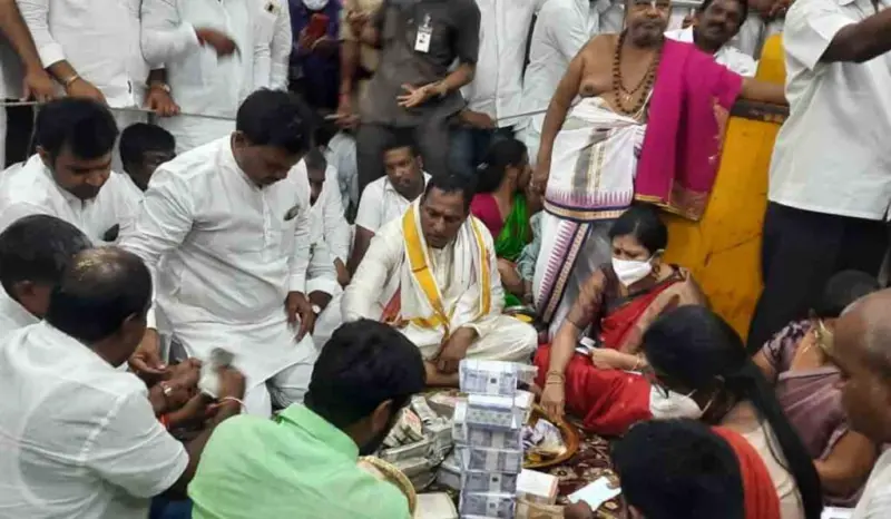 యాదాద్రికి మంత్రి మల్లారెడ్డి 3 కిలోల బంగారం విరాళం