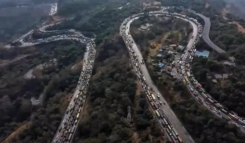 Mumbai-Pune Expressway traffic resumes after 33 hours