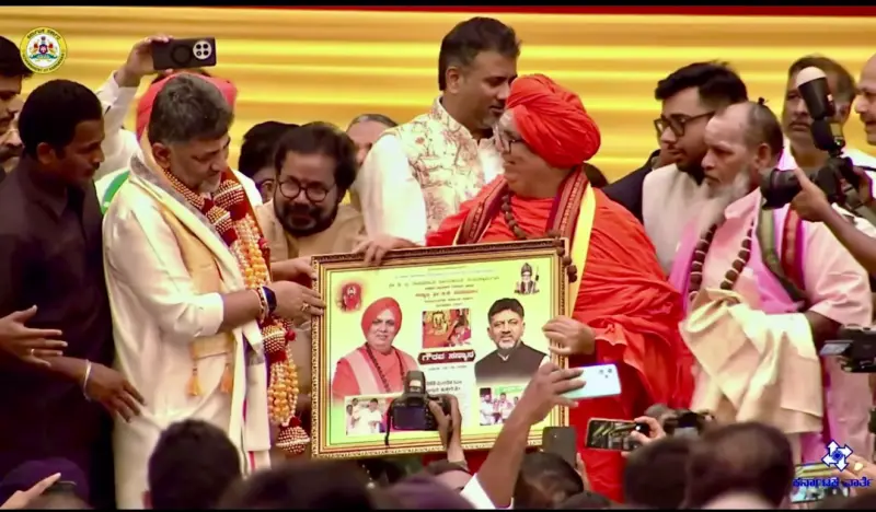 ಸಿಎಂ ಡಿಕೆ ಶಿವಕುಮಾರ್, ಸಚಿವ ಸತೀಶ್ ಜಾರಕಿಹೊಳಿ ಅವರಿಗೆ ಹುಕ್ಕೇರಿ ಶ್ರೀಗಳ ಆಶೀರ್ವಾದ!