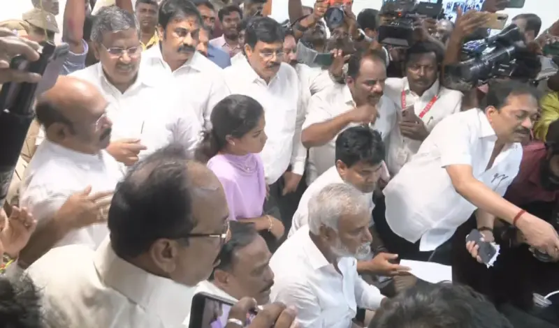வேட்புமனு தாக்கல். சேகர்பாபு - ஜெயக்குமார் இடையே வாக்குவாதம்: என்ன நடந்தது?