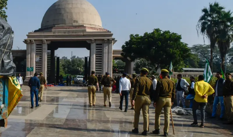 Labour Day पर नोएडा में 'हाई अलर्ट'! भारी सुरक्षा बल तैनात और धारा 163 लागू, हिंसा के बाद पुलिस सख्त