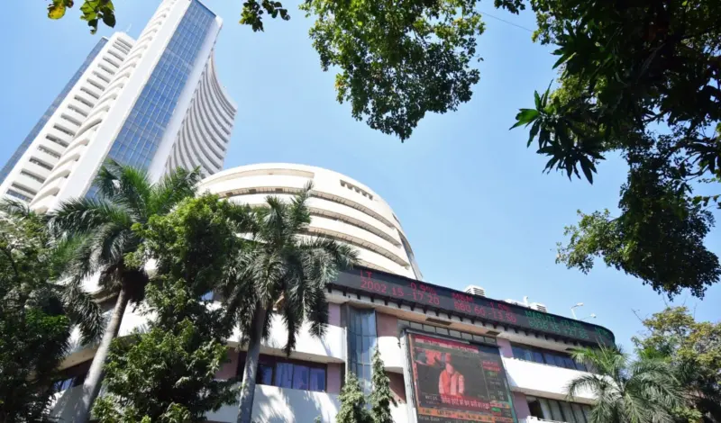 Indian Stock Market Update | वैश्विक मंदी के दबाव में लुढ़का भारतीय बाजार, सेंसेक्स 394 अंक गिरा, निफ्टी 23,450 के करीब