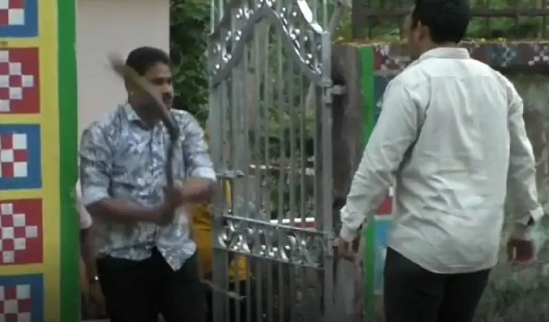 Clash Breaks Out Between Police and Villagers at Purunakatak Police Station in Boudh, watch