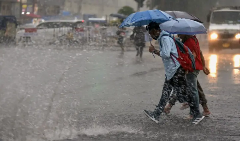 दिल्ली-NCR में बदला मौसम का मिजाज! झमाझम बारिश से लुढ़का पारा, 'संतोषजनक' हुई हवा की सेहत