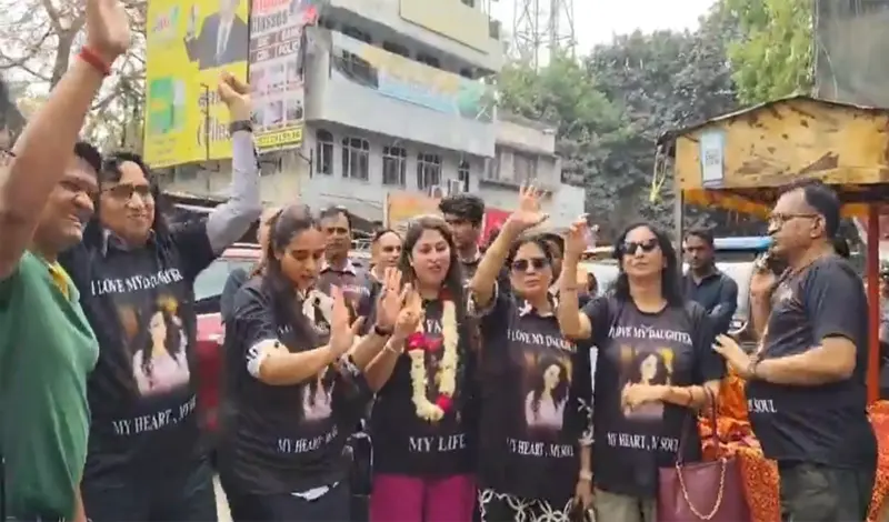 तलाक के बाद बेटी का घर पर ढोल नगाड़ों से हुआ स्वागत, समाज को आईना दिखाती घटना के वीडियो सोशल मीडिया पर वायरल