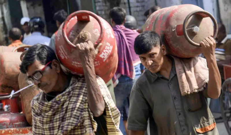 Prabhasakshi NewsRoom: चुनाव खत्म, महंगाई शुरू, वाणिज्यिक LPG सिलेंडर के दाम में भारी वृद्धि, ATF भी महंगा