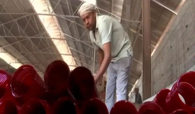 Firozabad Glass Industry पर Middle East संकट का असर, Gas की कमी से 5 लाख लोग बेरोजगार।