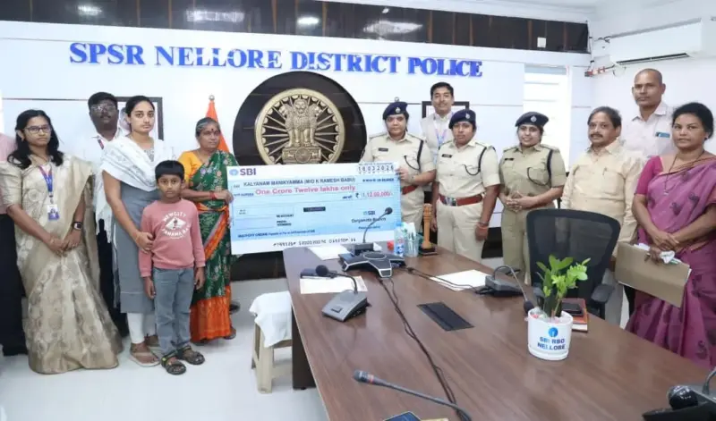 మరణించిన పోలీసు కుటుంబాలకు ఎక్స్‌గ్రేషియా చెక్కుల అందజేత