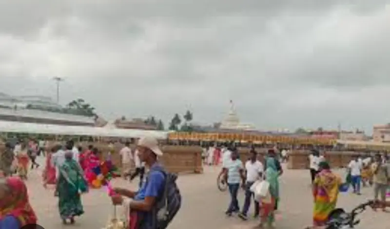 ସିଂହଦ୍ବାର ସମ୍ମୁଖରେ ଲହଡି ମାରୁଛି ଶୌଚାଳୟର ମଇଳା ଟାଙ୍କି ପାଣି