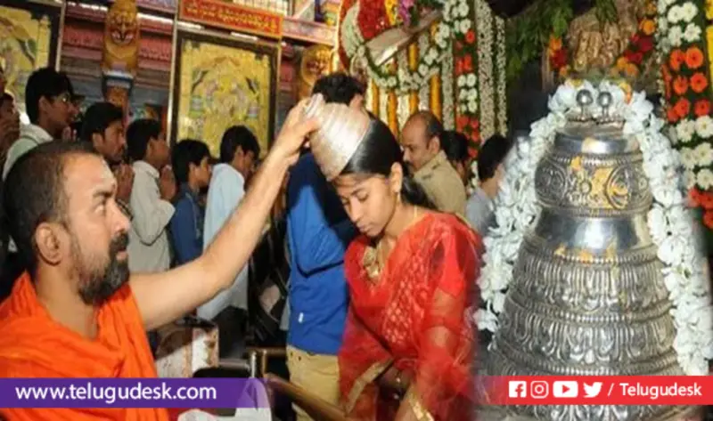 దేవాలయంలో శఠగోపం పెట్టినప్పుడు ఈ పని చేస్తే కోరికలు నెరవేరుతాయట!
