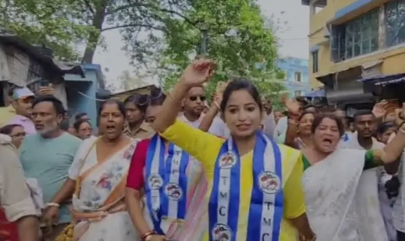 ইনফ্লুয়েন্সার থেকে সোজা রাজনীতিতে! ভোটে কি বাজিমাত করতে পারবেন বনগাঁ দক্ষিণের ঋতুপর্ণা?