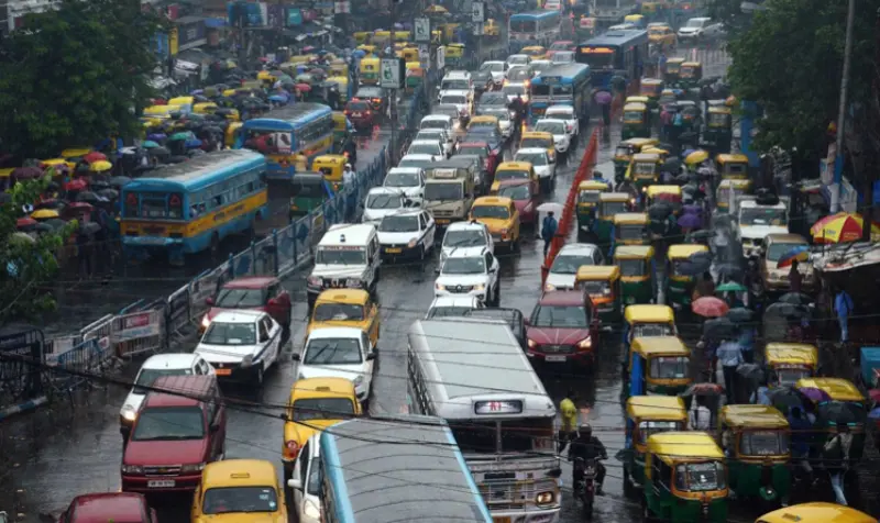 সকাল থেকেই ঝমঝমিয়ে বৃষ্টি, শহরে কোথায় যানজট? জেনে নিন.