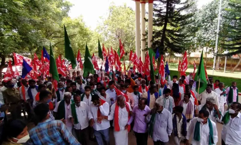 ಇಒ ಪ್ರಕಾಶ್ ವಿರುದ್ಧ ಕ್ರಮಕ್ಕೆ ಆಗ್ರಹ; ಜಿಪಂಗೆ ಮುತ್ತಿಗೆ ಹಾಕಿದ ರೈತ ಸಂಘ