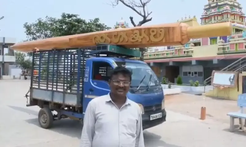 Narsampet: రూ.3 లక్షలతో టేకు కర్రతో అపురూప కలాన్ని రూపొందించిన రాజేశ్వర్