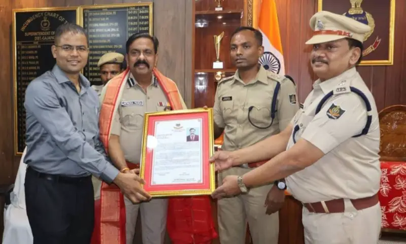 ଗଜପତି ଏସପି ଭାବେ ଗୁରୁତ୍ୱପୂର୍ଣ୍ଣ କାର୍ଯ୍ୟ ସମ୍ପାଦନା କରି ଅବସର ଗ୍ରହଣ କରିଥିବା ଯତୀନ୍ଦ୍ର କୁମାର ପଣ୍ଡାଙ୍କୁ ବିଦାୟ ସମ୍ବର୍ଦ୍ଧନା