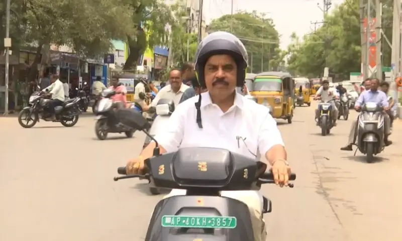 Kalyandurgam: కాన్వాయ్ వదిలి స్కూటీపై వెళ్లిన ఎమ్మెల్యే