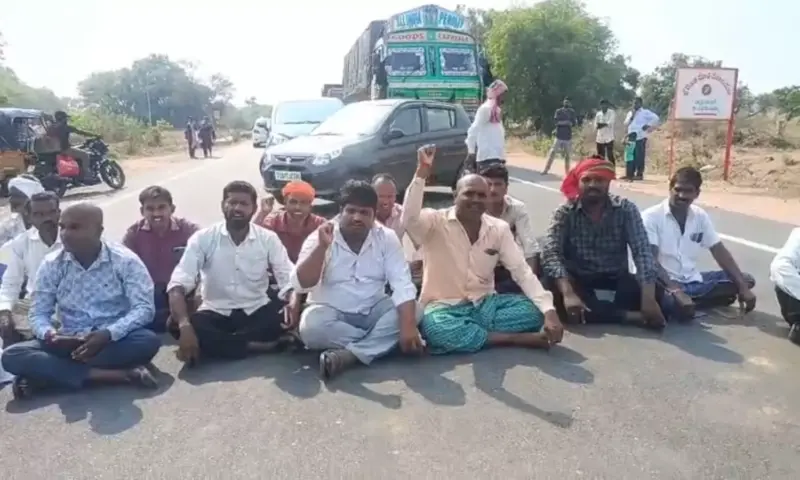Peddagundavelli: వరి కొనుగోళ్ల కోసం సిద్దిపేట-మెదక్ హైవే దిగ్బంధం!