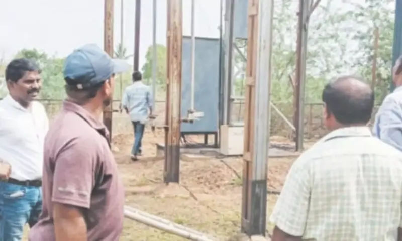 Atmakur: స్తంభాలు విరిగినా.. పట్టు వదలని సిబ్బంది!