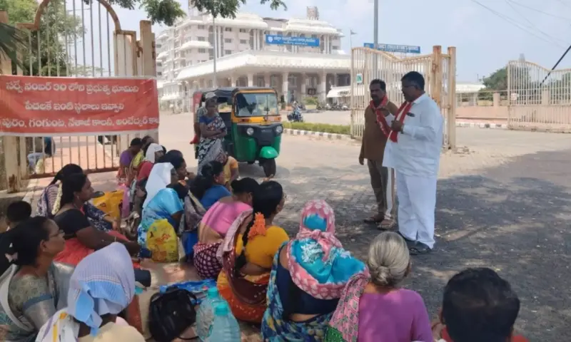 Renigunta: కలెక్టరేట్ ముట్టడి.. పేదలకు స్థలాలు ఇవ్వాల్సిందే