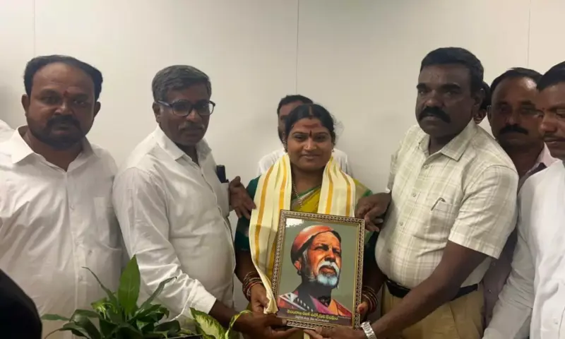 Daulthabad: చాకలి ఐలమ్మ, శ్రీకాంతాచారి కుటుంబాలకు ఘన సత్కారం