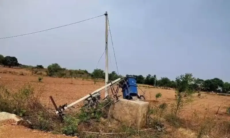 Kulkacharla: విద్యుత్ స్తంభాలు విరిగి రోడ్డుపై.. చీకట్లో విలవిలలాడుతున్న తండా!