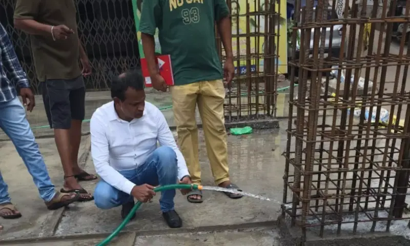 Visakhapatnam: బాపూజీ నగర్లో గంకల కవిత మార్క్ పాలిటిక్స్.. ఎండలోనే వాటరింగ్!