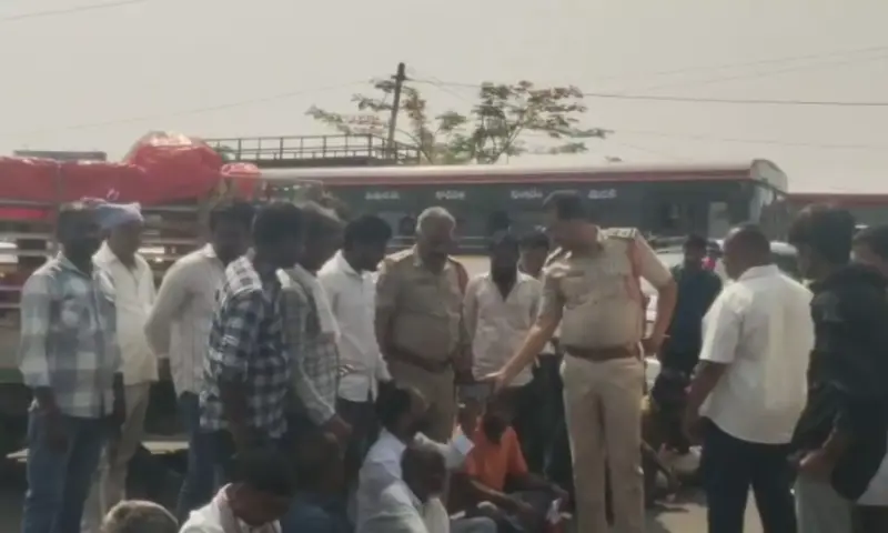 Medak: లారీల కొరత.. మెదక్-హైదరాబాద్ హైవేపై రైతుల రాస్తారోకో