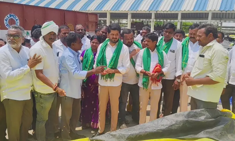 Karimnagar: రైతులు ఆందోళన చెందొద్దు.. చివరి గింజ వరకూ కొంటాం!