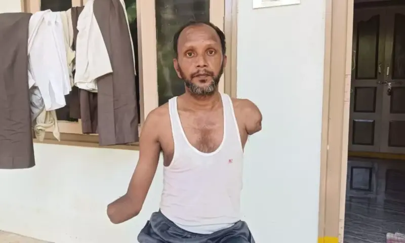 Razole: రెండు చేతులు లేవు.. పింఛను రాదు.. బాధితుడి ఆర్తనాదం!