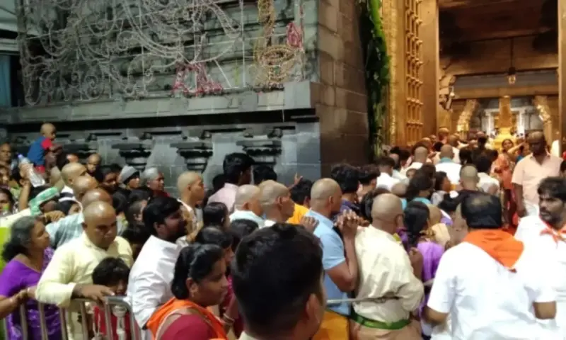 Tirumala: అభిషేక సేవ సమయంలో సామాన్య భక్తులకు శ్రీవారి దర్శనం