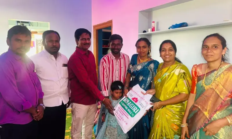 Karimnagar: ఇందిరమ్మ ఇల్లు గృహప్రవేశానికి హాజరైన కాంగ్రెస్ అధ్యక్షురాలు