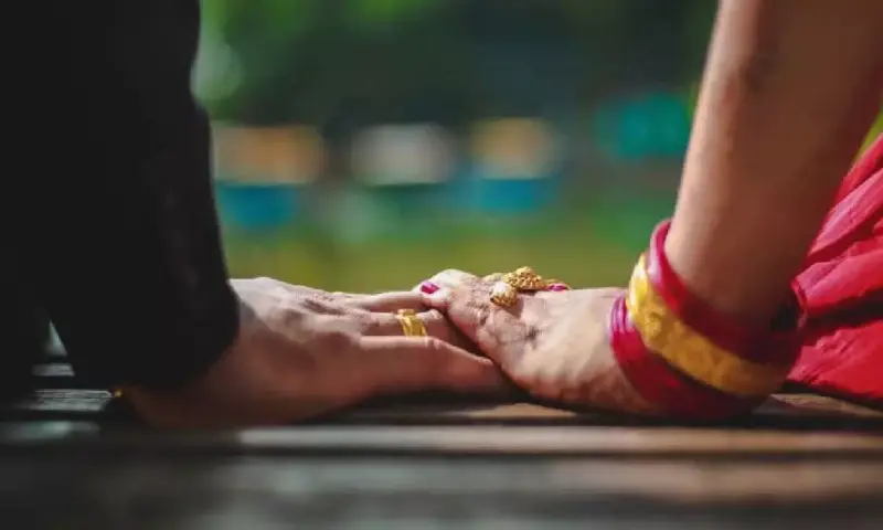 ప్రభుత్వ ఉద్యోగం రాగానే భర్తను, కొడుకును వదిలేసి.. వేరొకరితో..