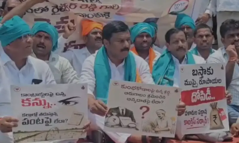 Nirmal: నిర్మల్లో రైతు మహా ధర్నా.. రోడ్డుపై ధాన్యం పోసి నిరసన!