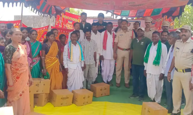 Kaghaznagar: కాగజ్నగర్ పోలీసుల గొప్ప మనసు.. మాలిని గ్రామంలో సరుకుల పంపిణీ
