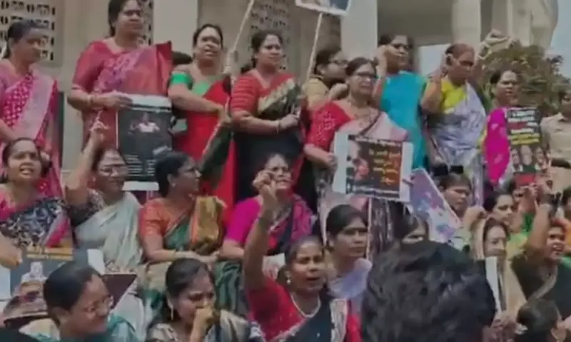 Hyderabad: ఐమాక్స్ అంబేద్కర్ విగ్రహం వద్ద బీఆర్ఎస్ మహిళా నేతల ధర్నా