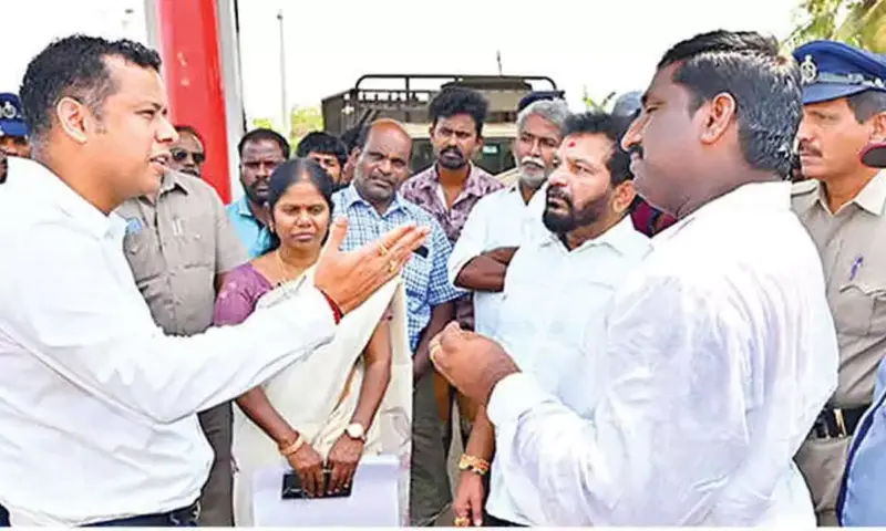 Collector conducts surprise inspection at petrol bunk