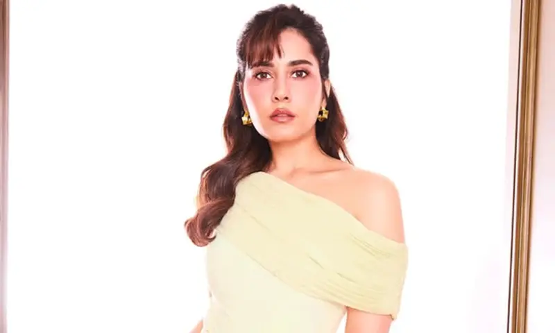 వేసవి తాపానికి అదిరిపోయే సొల్యూషన్.. రాశీ ఖన్నా స్టైలిష్ ఫోటోలు వైరల్!