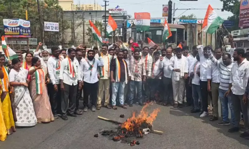 Warangal: పెట్రోల్, డీజిల్ ధరలపై భారీ ర్యాలీ.. మోదీ దిష్టిబొమ్మ దహనం!