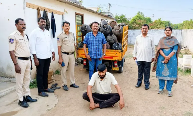 Uppal: గ్యాస్ మాఫియా గుట్టురట్టు.. నివాస గృహంలోనే రీఫిల్లింగ్ కేంద్రం