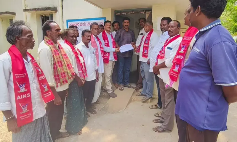 Julurupadu: సహకార సంఘాలపై రైతుల ఆగ్రహం.. జూలూరుపాడులో ధర్నా