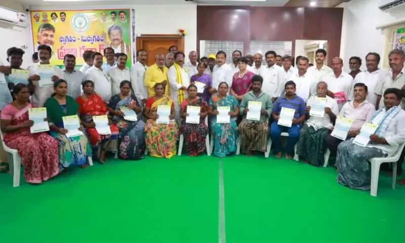 Vinukonda: వినుకొండలో రూ.19.67 లక్షల సీఎంఆర్ఎఫ్ చెక్కుల పంపిణీ